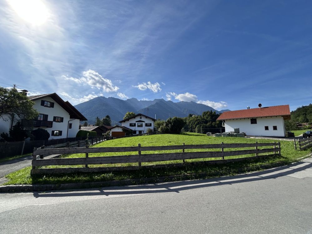 Sonnenverwöhntes, frei bebaubares Grundstück mit Bergblick