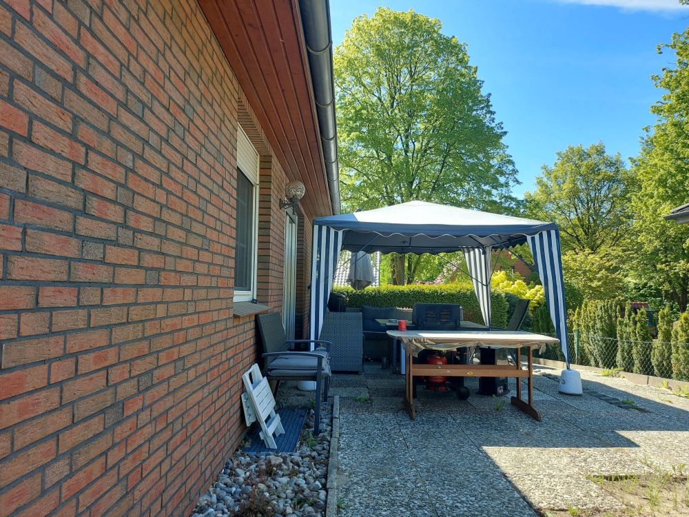 linke Seite mit Terrasse