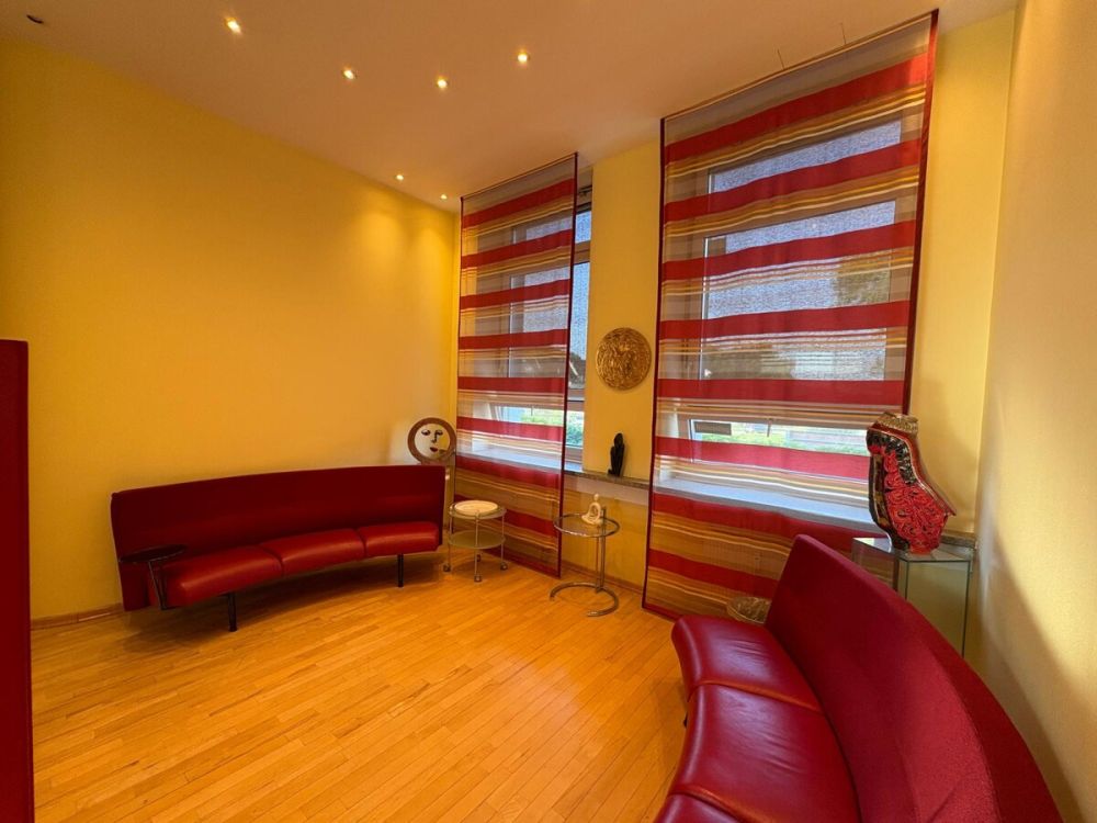 Repräsentative Praxisfläche mit vielseitigen Möglichkeiten in Bergisch Gladbach-Zentrum