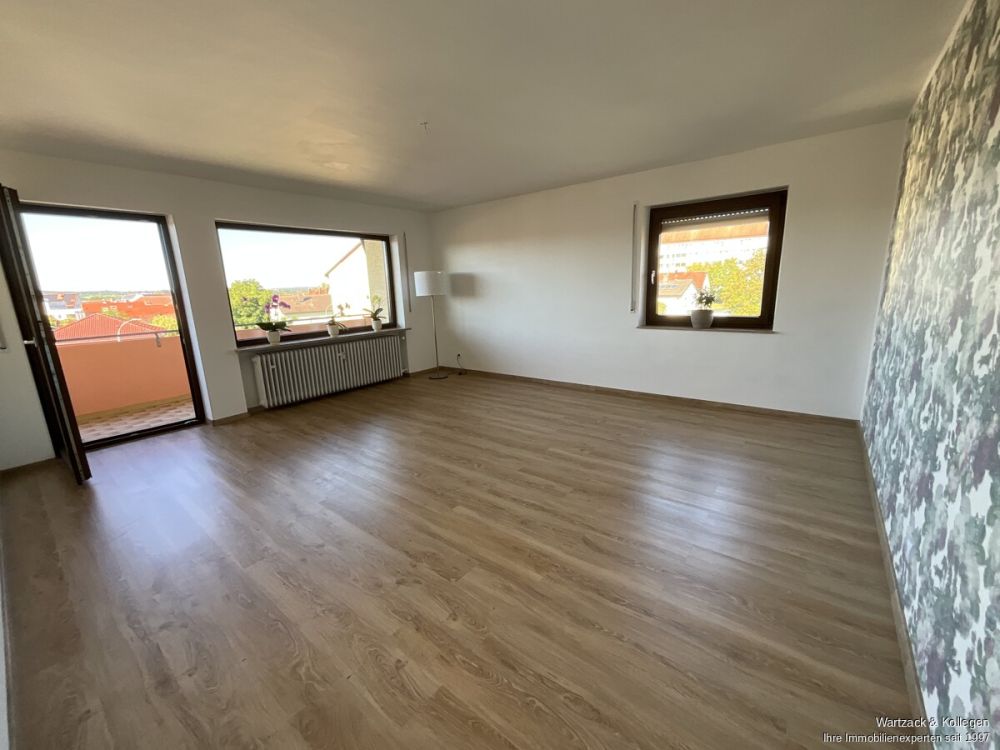 Hier müssen Sie nur noch einziehen- renovierte 3,5-Zimmer-Wohnung mit EBK, Balkon und Garage