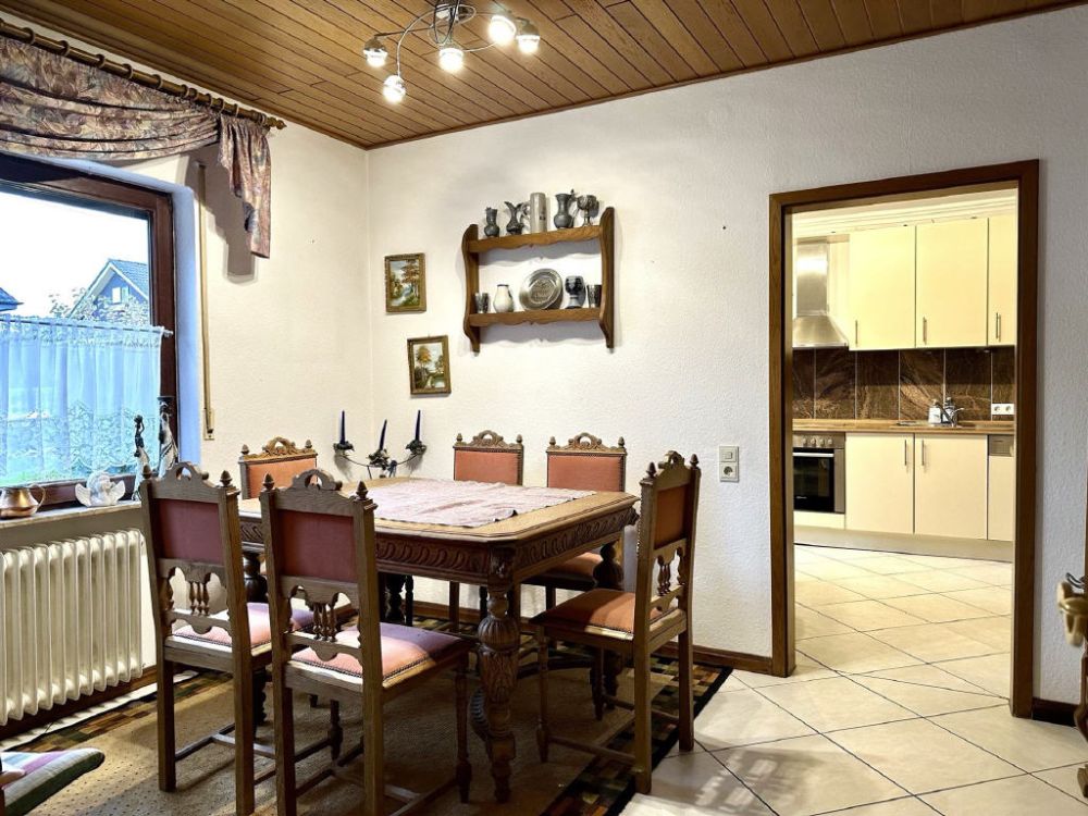 Viel Platz für Ihre Familie - Freistehendes Einfamilienhaus mit Einliegerwohnung in ruhiger Lage von Maring-Noviand