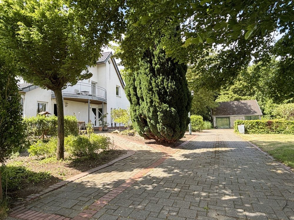 Wohnhaus mit toll angelegtem Garten im Außenbereich von Mettingen!