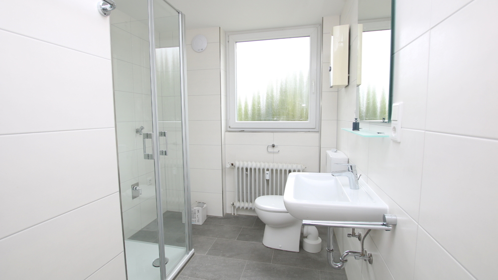 Aufwendig renovierte Wohnung im Hochparterre mit Balkon in Bad Zwischenahn – zentrumsnahe Wohnlage