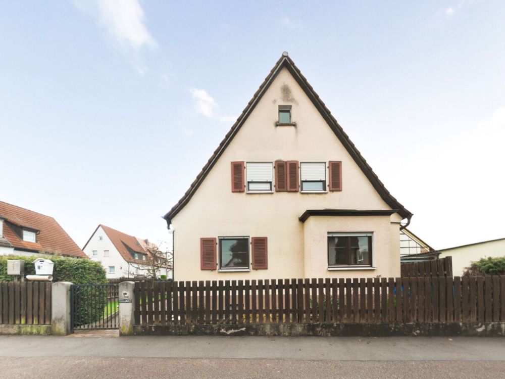 Ihr neues Zuhause wartet auf Sie - Wohnhaus mit Garten und Garagen in Roth! (5)