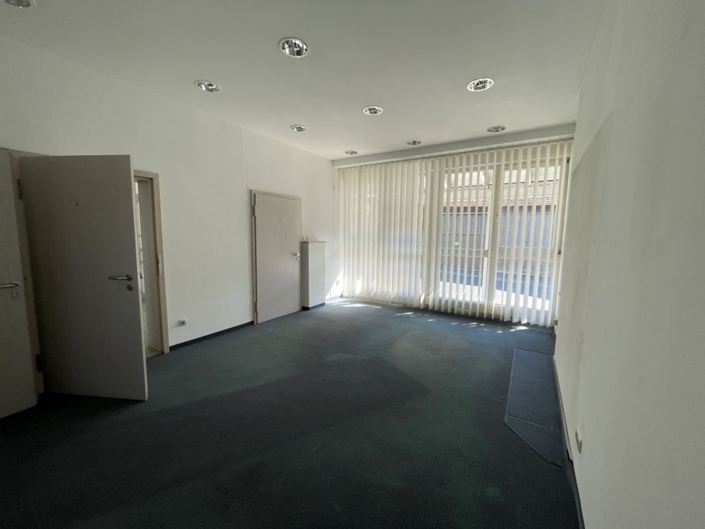 Ehemaliges Bankgebäude mit Lagerhalle - leicht umzubauen zu Wohnraum