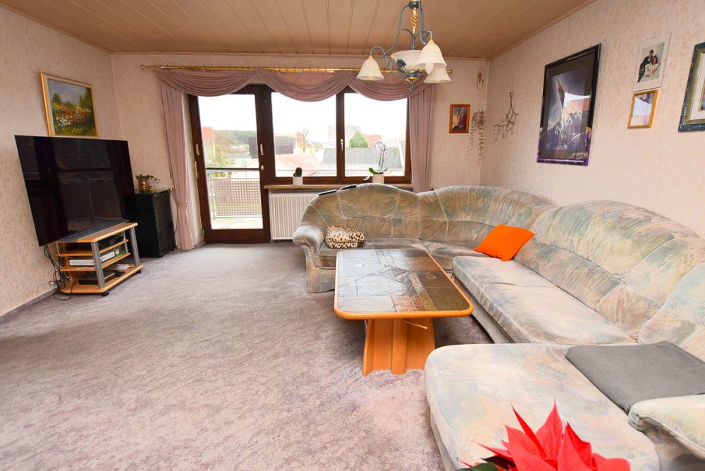 Viel Platz für Familie, 
Beruf oder Hobby!
Zweifamilienhaus mit Stall 
und weiteren Nebengebäuden