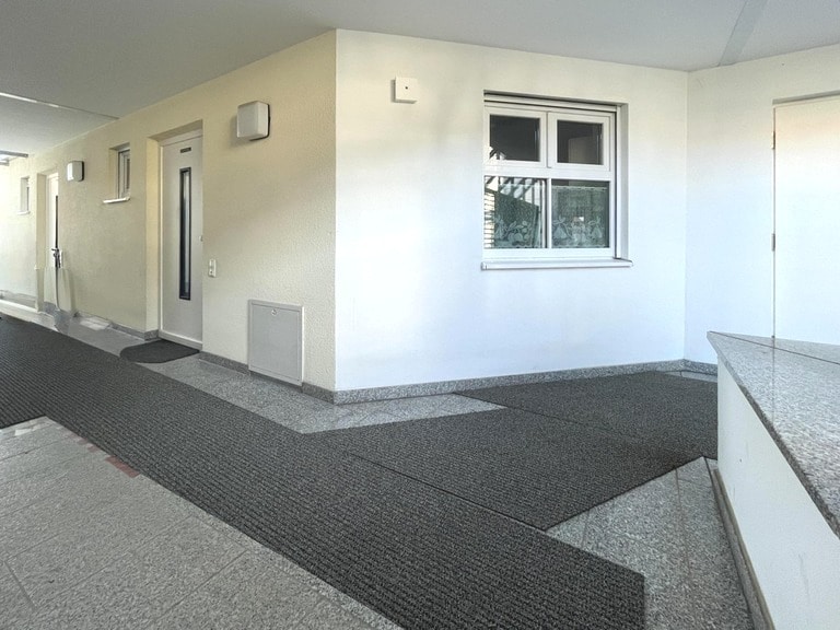 Wohnungstüre und Küchenfenster