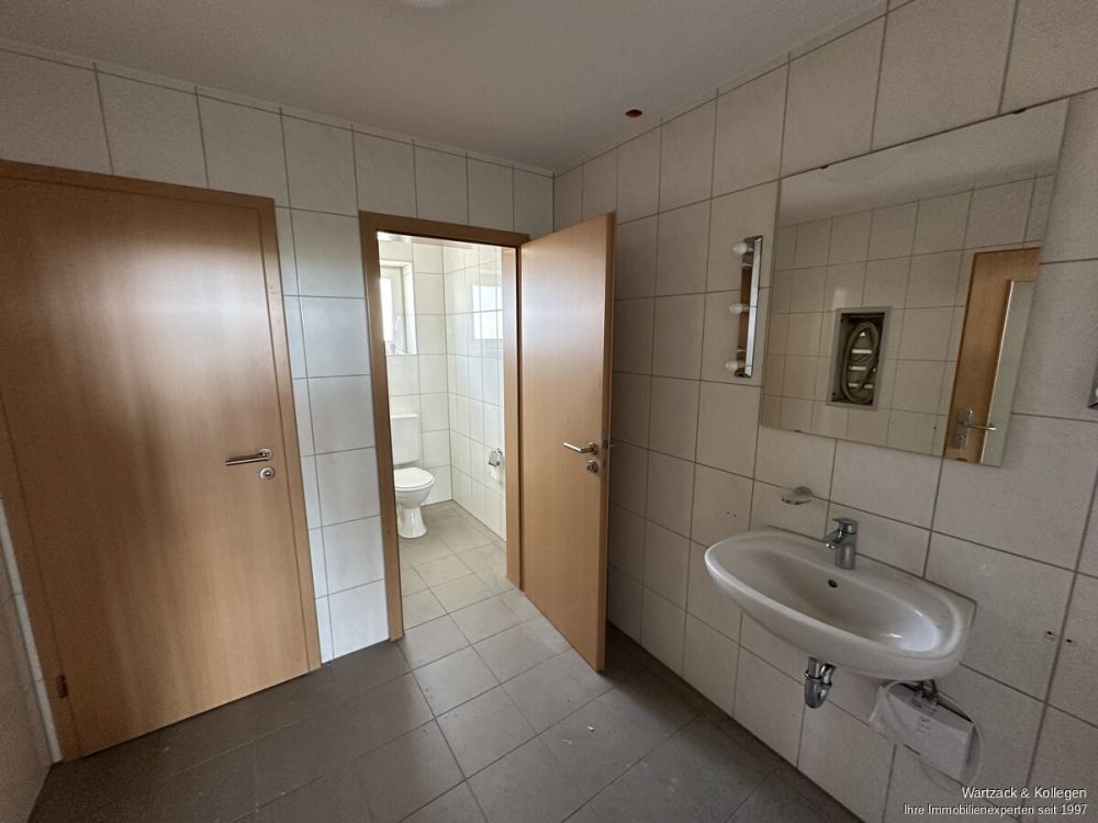 Vollständig neu renovierte Produktionshalle 
mit separater Bürofläche
- zusätzliche Halle möglich