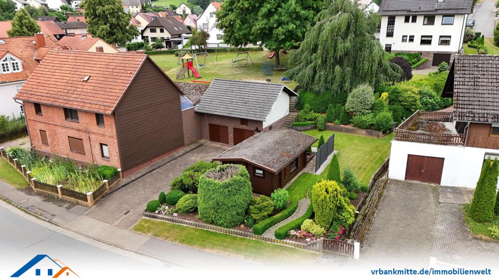 Charmantes Einfamilienhaus mit großem Grundstück, Garage und Blockhütte in Rüdershausen