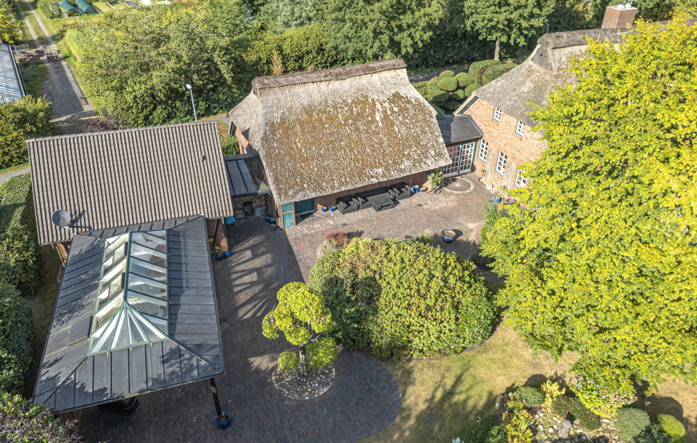Reetdach-Anwesen mit Sommer-Gästehaus, Garage und Parkgrundstück / nur ca. 600 m zum Zw´ahner Meer