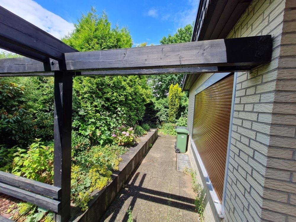 teilüberdachte Terrasse