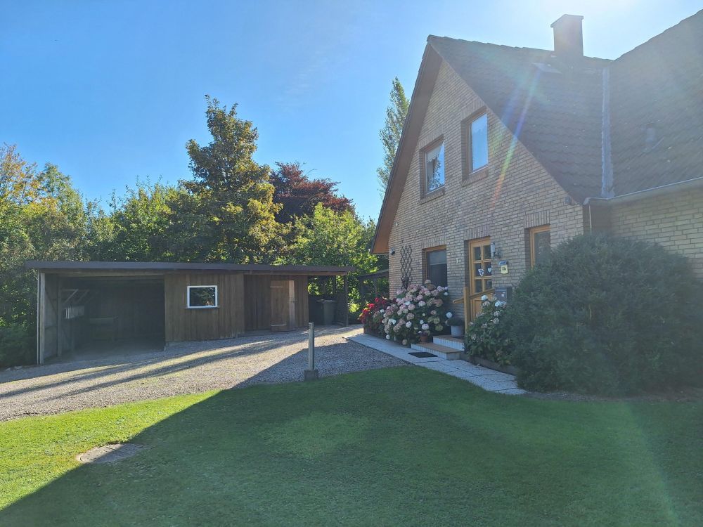 Idyllisch gelegenes Einfamilienhaus mit Einliegerwohnung in Feldrandlage