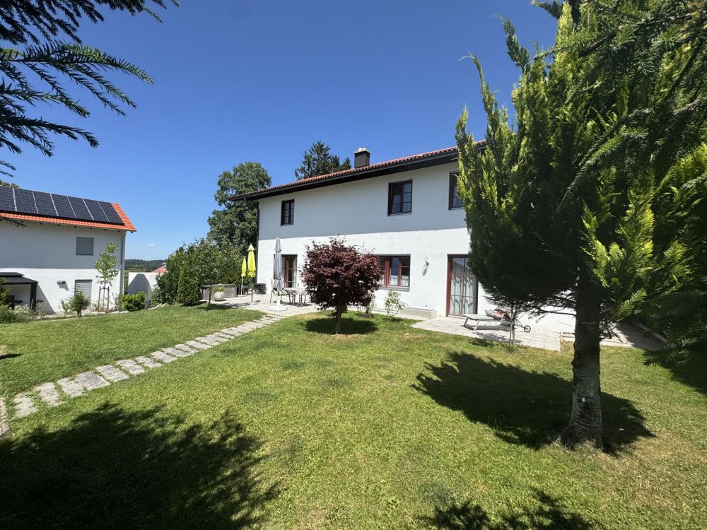 Modernes Mehrfamilienhaus mit Wohn- und Gewerbenutzung