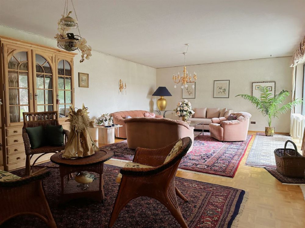 Luxus trifft Funktionalität: Einfamilienhaus mit Büro in Top-Lage