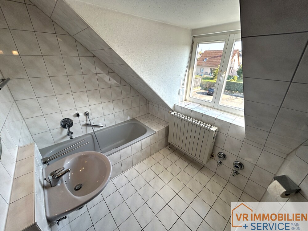 Einziehen und wohlfühlen! - Dachgeschosswohnung mit TG-Stellplatz in 97616 Bad Neustadt/Brendlorenzen