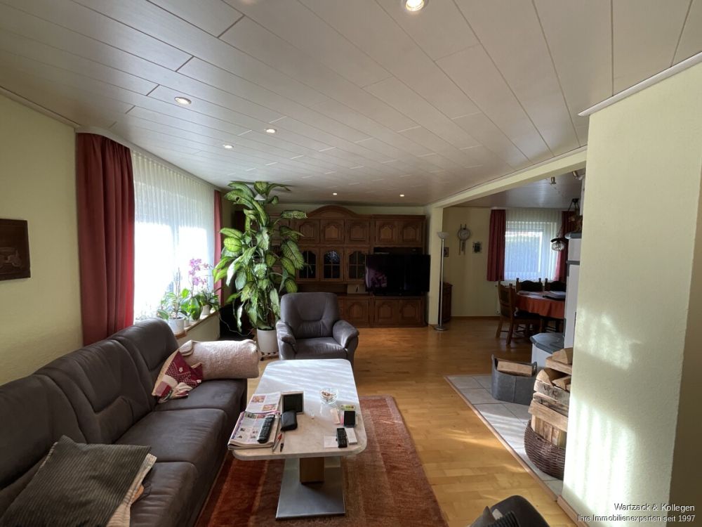 Blick vom Wohnzimmer zum Esszimmer