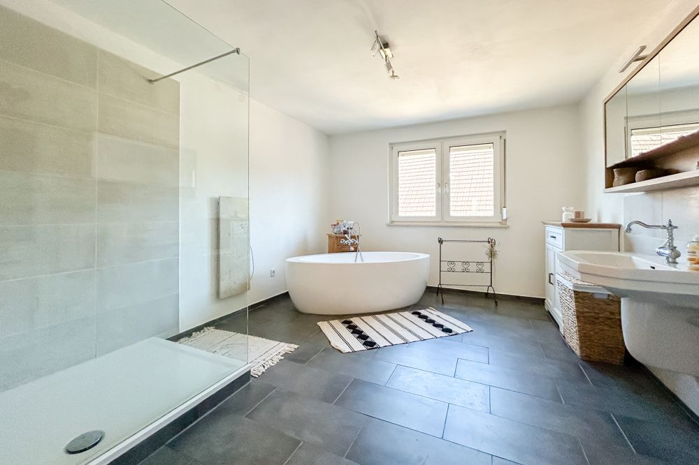 Sanierter Wohntraum: Einfamilienhaus mit PV-Anlage, Klimaanlage und Nebengebäude!