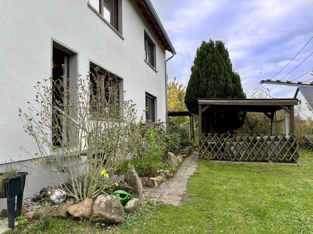 Gartenbereich mit überdachtem Freisitz