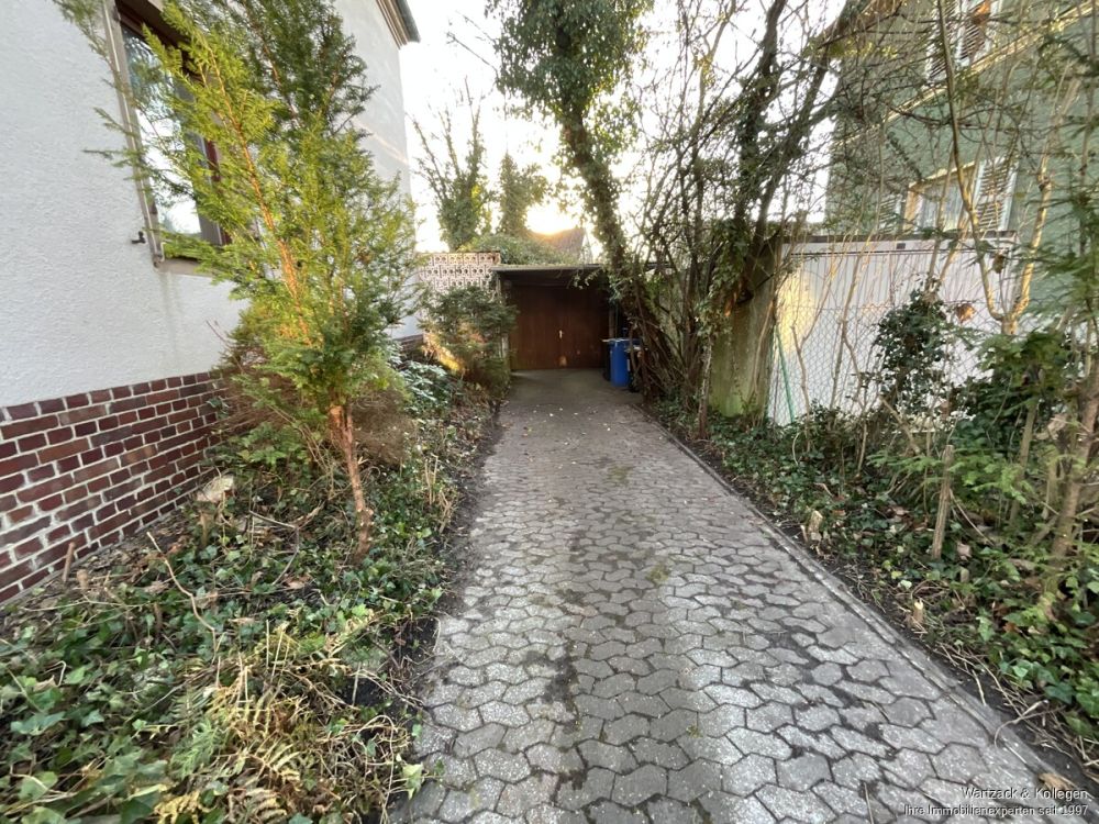 Zufahrt zum Nebengebäude