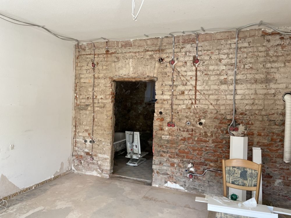 Hier lässt sich viel draus machen - Haus mit begonnener Renovierung