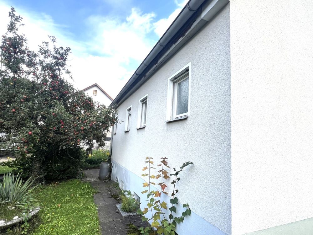 Für begabte Handwerker: Einfamilienhaus mit wunderschönem Grundstück in ruhiger Lage von Roßtal! (5)
