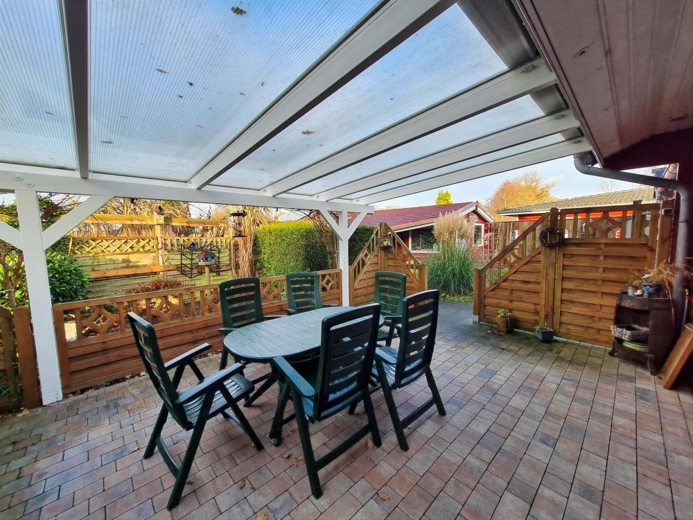 Viel Platz auf der überdachten Terrasse