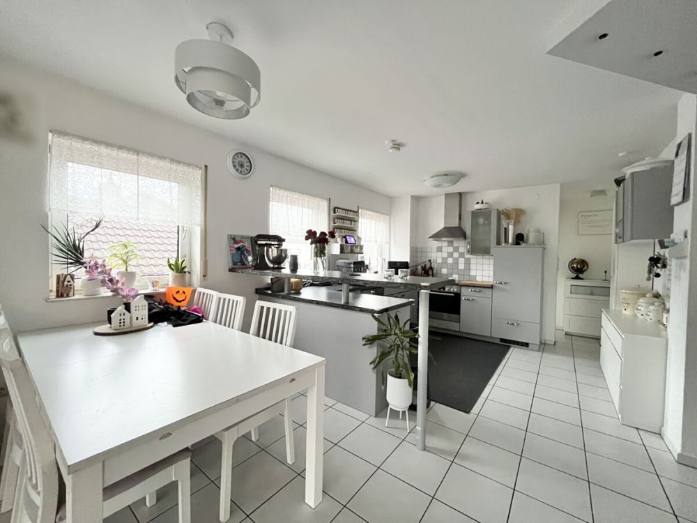 ALL INCLUSIVE: 2-Familienhaus + Einliegerwohnung + PKW-Stellplätze