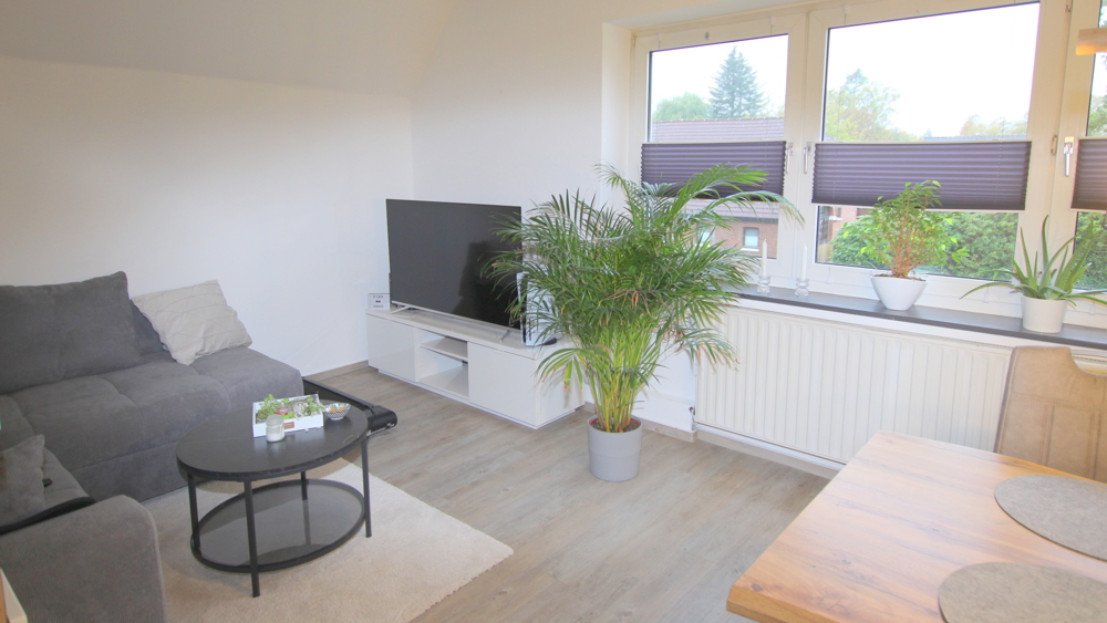 Attraktive 3-Zimmer-Obergeschosswohnung in einem Zweifamilienhaus auf eingegrüntem Grundstück