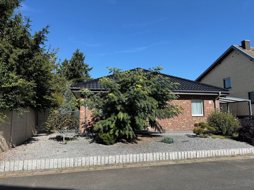 Freistehender Walmdachbungalow mit Garage – barrierefrei – gute Ausstattung