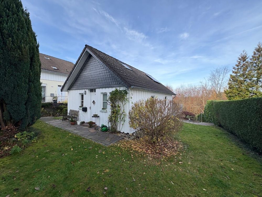 Kleines Haus mit schönem Garten