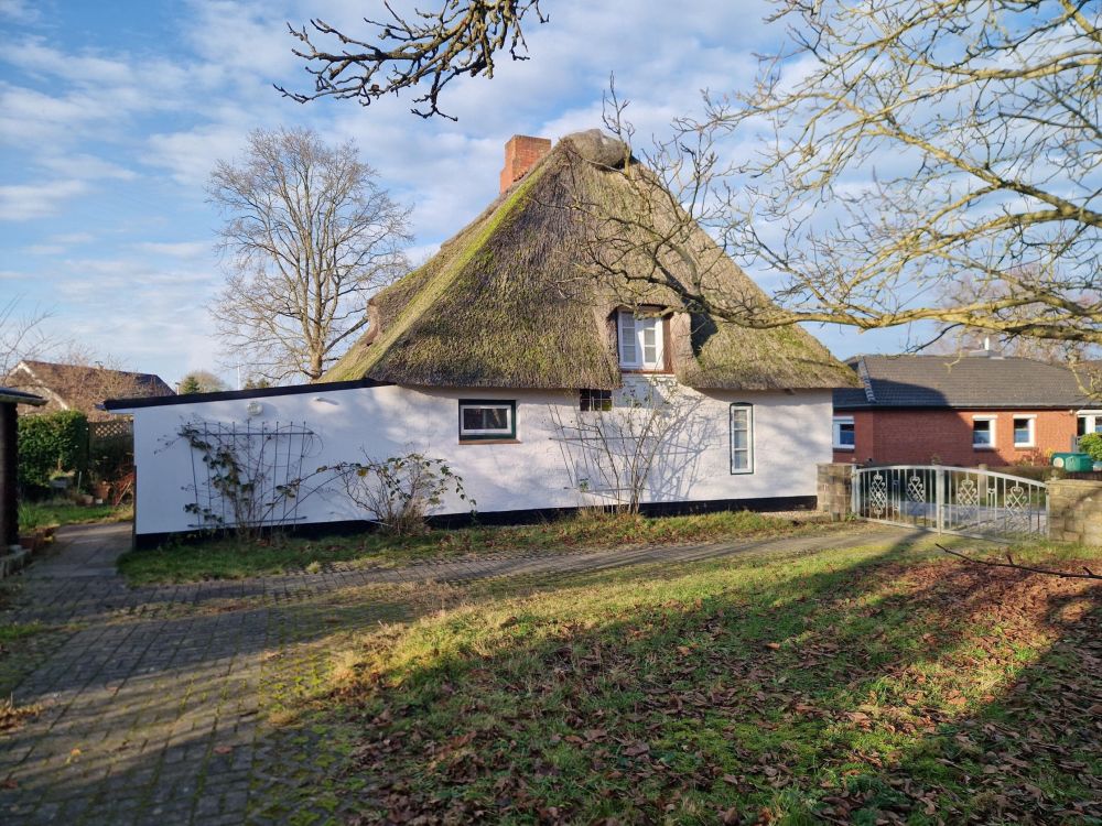 Seitlicher Blick auf die Immobilie und die Auffahrt