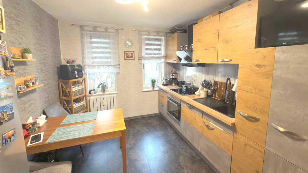 Charmante, modernisierte 2-Zimmer-Wohnung im I. Obergeschoss mit Balkon und Tiefgaragenstellplatz