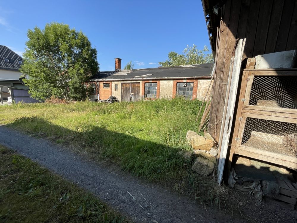 Großes Grundstück mit Nebengebäuden in guter Lage zum Verkauf!