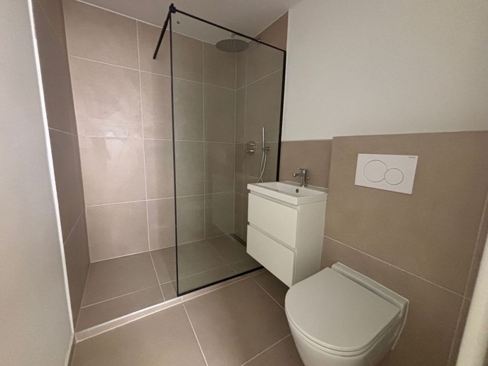 Charmante Doppelhaushälfte auf dem Heilsberg: Mit neuem Dach, Heizung und PV-Anlage