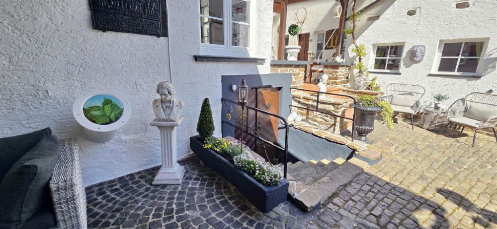 Ehemaliges  Weingut mit Charme! Hochwertig u. umfassend modernisiert!