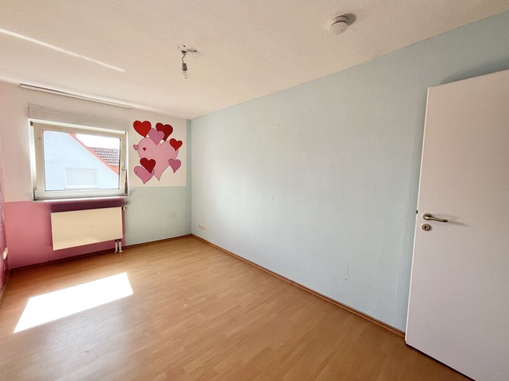 Exklusives Angebot: Großzügige 4-Zi.-Whg. mit PKW-Stellplatz in freundlicher Wohnanlage