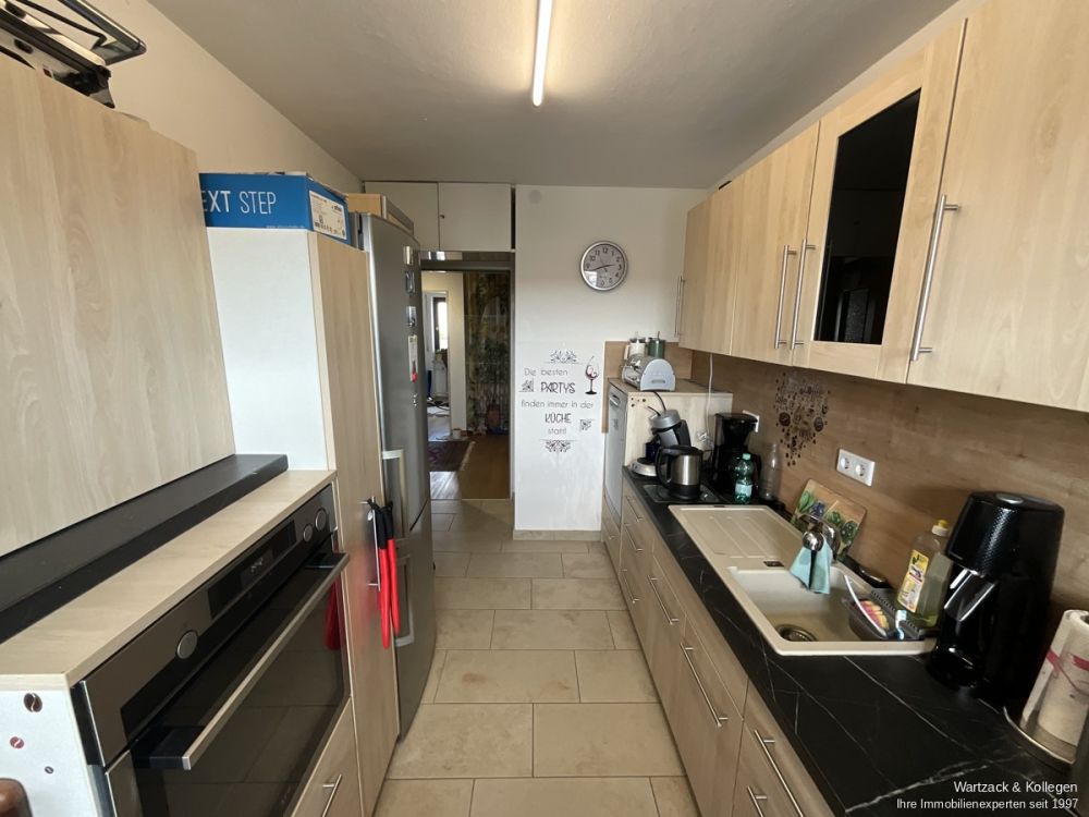 Gepflegte und gut geschnittene 
3,5-Zimmer-Wohnung 
im 1. OG 
inkl. Garage und Einbauküche