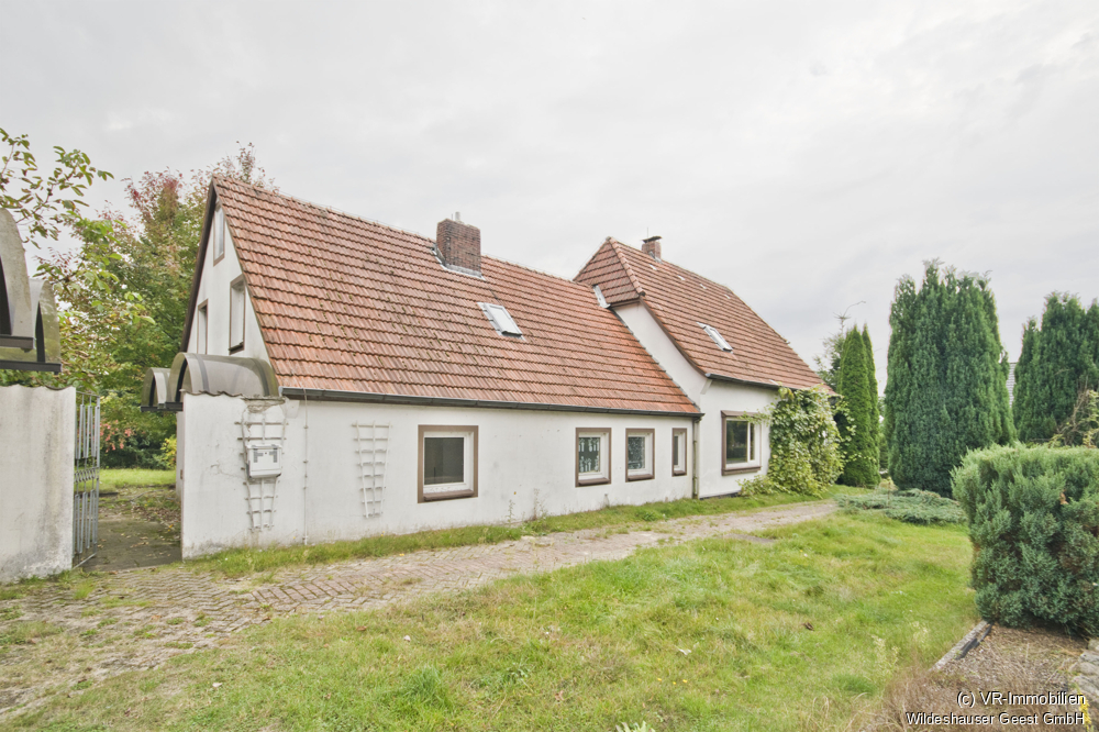 Sanierungsbedürftiges 1-2-Familienhaus auf großem Grundstück in Aschenstedt