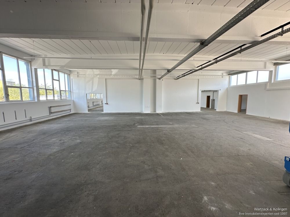 2 vollständig neu renovierte Produktionshallen 
mit separater Bürofläche