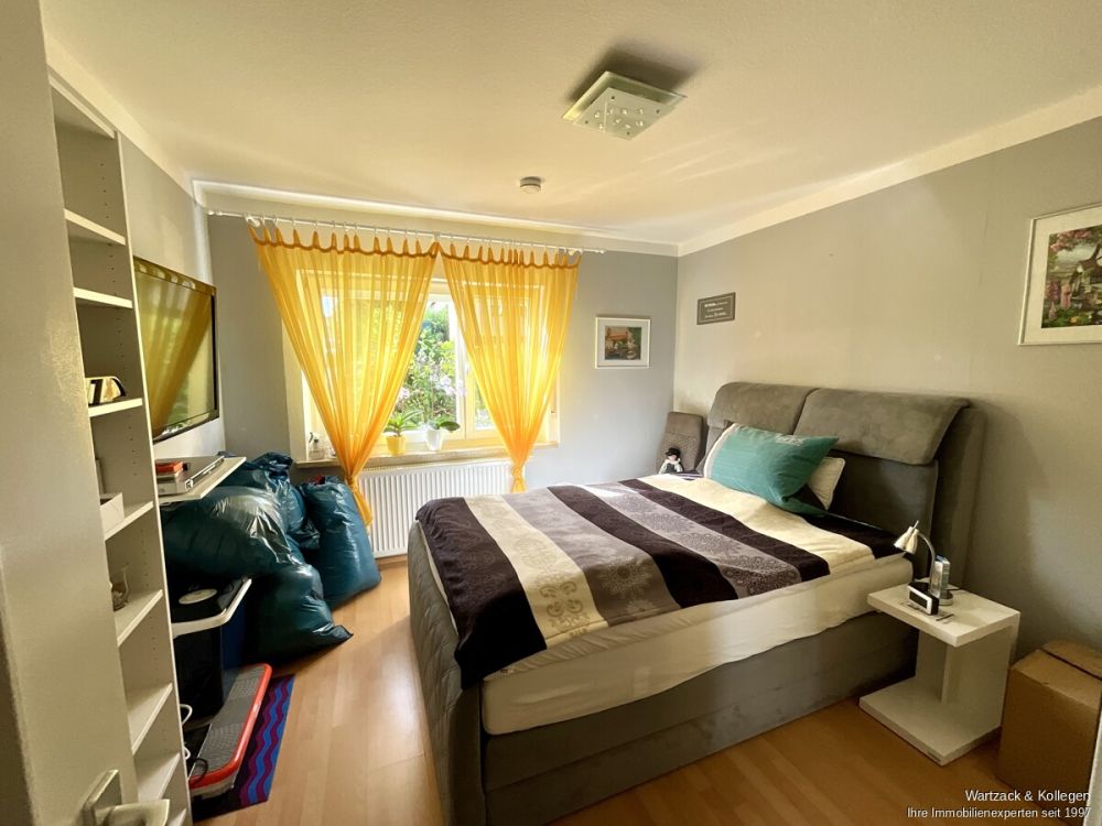 Komplett frei! 
Zweifamilienhaus mit zusätzlicher Einliegerwohnung im DG 
in Büchenbach