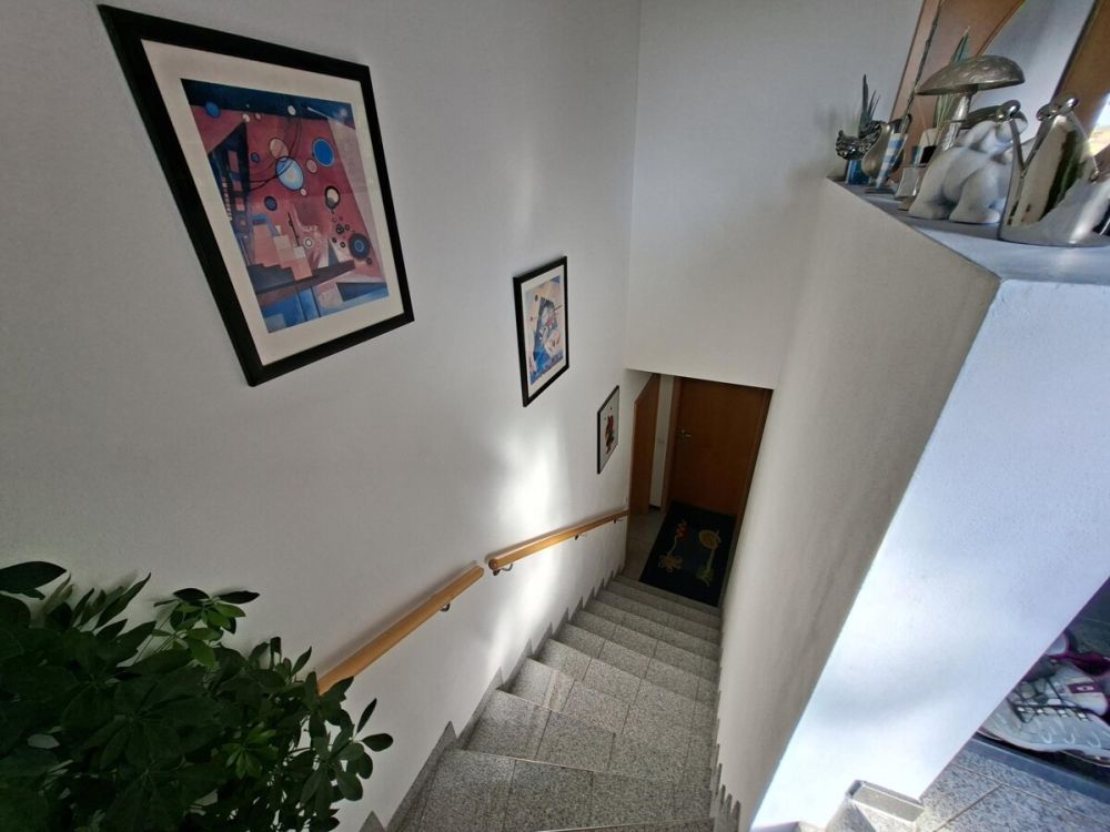 Treppe nach unten in die Büros