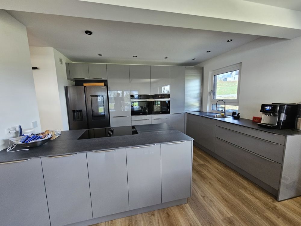 Ersparen Sie sich den Baustress! Neuwertiges modernes Zweifamilienhaus im Neubaugebiet in Waldthurn