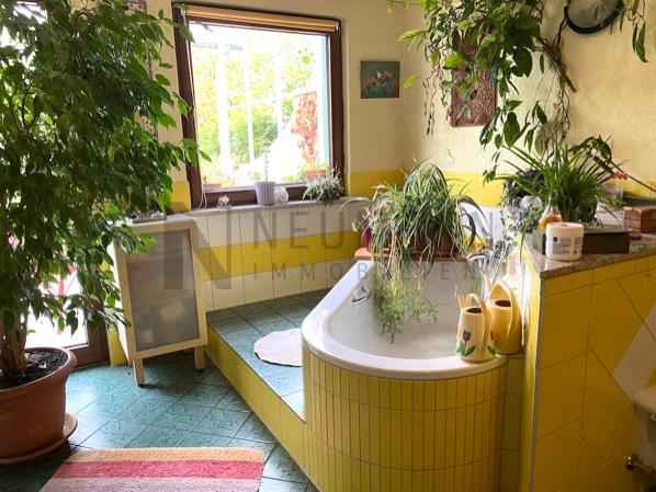 Mehrfamilienhaus mit Gewerbeeinheit (teilvermietet) und großem Garten