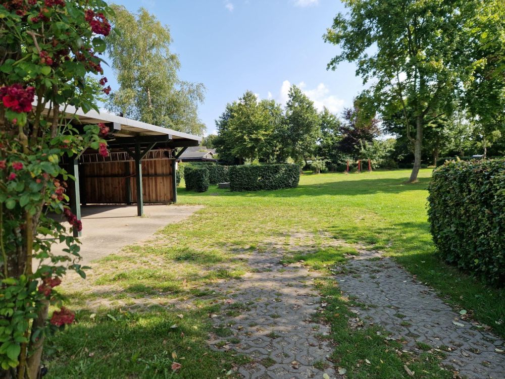 Weg zum Carport und Garten