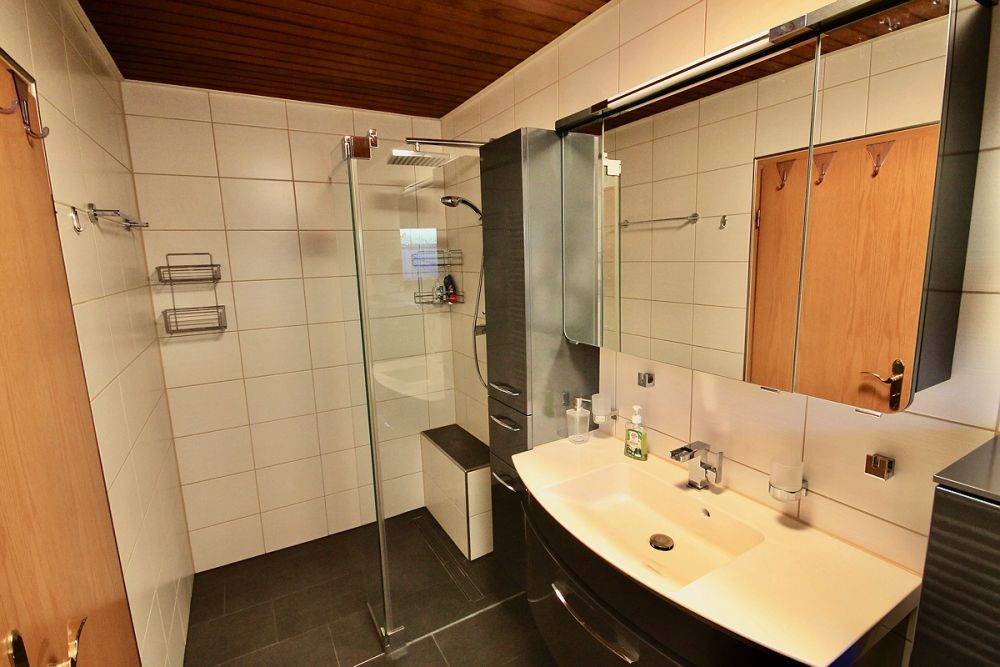 Zwei Häuser – ein Grundstück – viele Möglichkeiten/ Charmantes Anwesen in Weibersbrunn