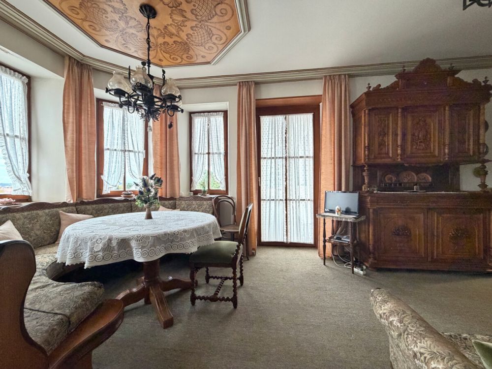 Naturidylle und Baukunst vereint: Stilvolles Wohnen in ruhiger Ortsrandlage