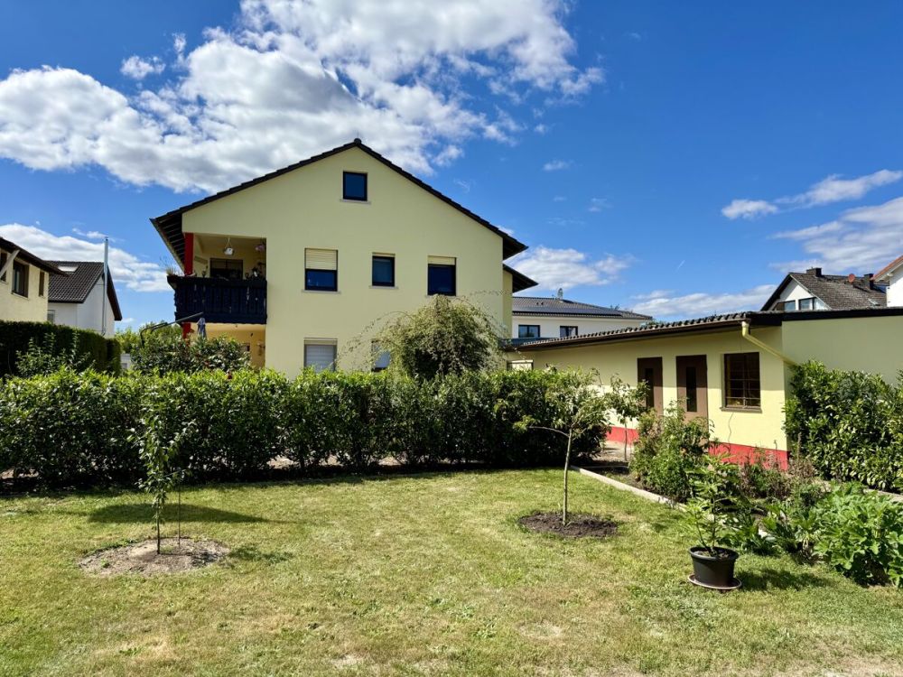 Ein- bis Zweifamilienhaus in idyllischer Ortslage
- großer Garten, 3 Garagen -