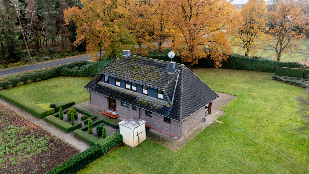 Großzügiges EFH mit Modernisierungsbedarf u. Garage auf großem Grundstück in Alleinlage von Edewecht