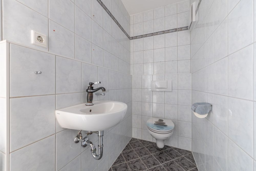 Leerstehende Dachgeschosswohnung auf zwei Ebenen mit hohem Ausstattungsniveau in Hallbergmoos