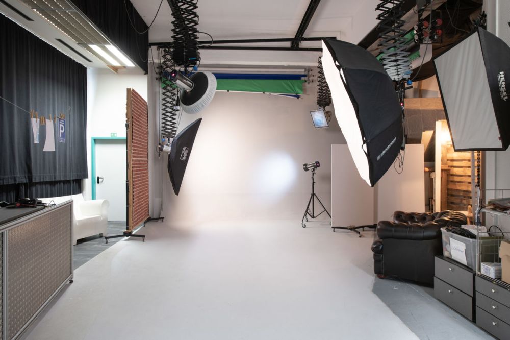 Vielseitiges Gewerbeobjekt mit zwei Ladeneinheiten, großzügiger Nutzfläche und PKW-Stellplätzen